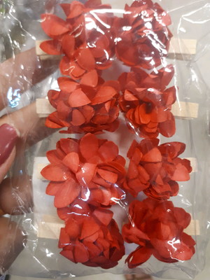 8 mini pregadores de madeira com flores de papel.