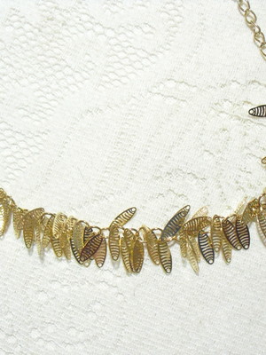 Pulseira dourada com medalhas