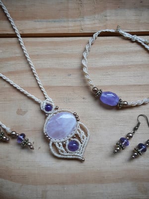 Conjunto de macrame com quartzo rosa e ametista