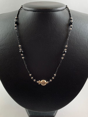 Colar de prata com pedras spinelli e onix.