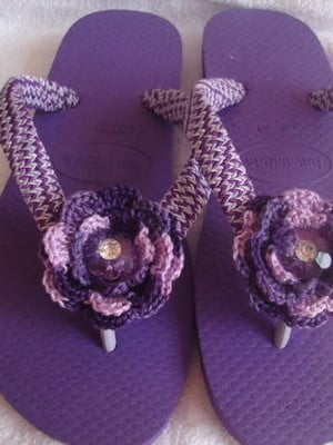 Chinelos havaianas bordada com flor crôche + embalagem prese