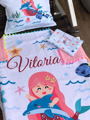 Toalha de praia com travesseiro e necessaire