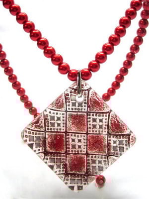 Lindo colar vermelho /procurando um acessório vermelho ??!