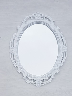 Espelho decorativo oval rococó de parede sobre móveis decora