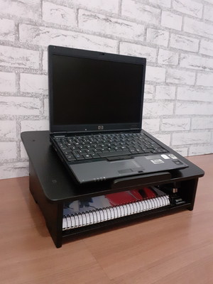 Suporte para notebook preto em madeira