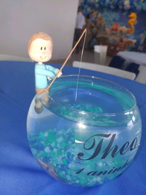 Boneco sentado sem aquário