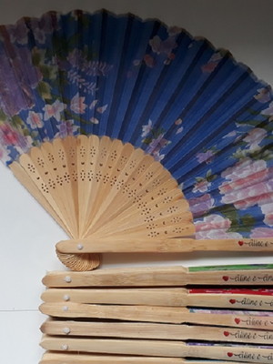 Leque de bambu e tecido personalizado com nome adesivado