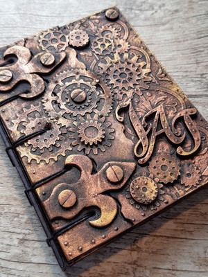 Sketchbook steampunk com iniciais