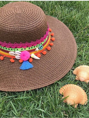 Chapéu de palha customizado com pompons, tassel e fitas