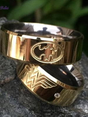 Par de aliança moeda antiga, mulher maravilha e batman