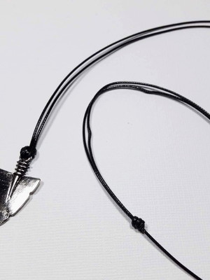 Colar de cordoné chinês com pingente prateado de flecha