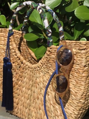 Bolsa taboa modelo meia lua com tassel azul e lenços na alça
