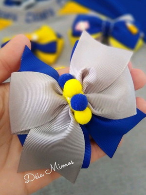 Laço escolar com pompom
