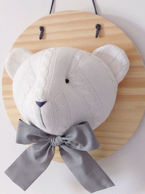 Placa com cabeça em tricot