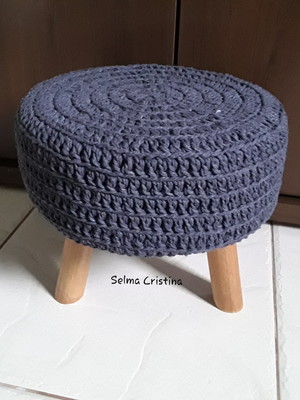 Puff com capa em croche