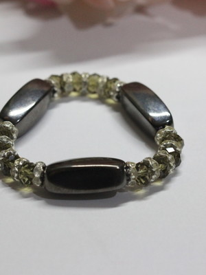 Pulseiras com berloques e cristais sintéticos