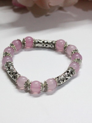 Pulseiras com berloques e cristais sintéticos