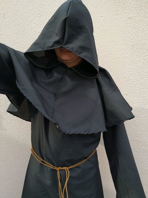 Fantasia monge medieval com capuz