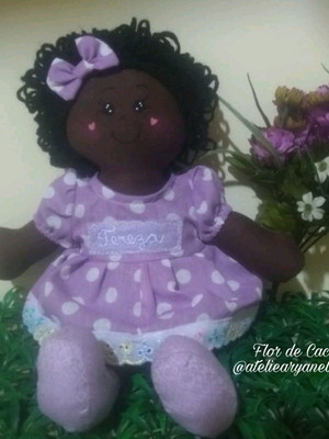 Boneca de pano negra com nome