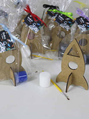 Lembrancinha para pintar foguete mdf - astronauta na lua