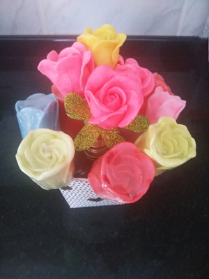 Cesta com botão de rosas em sabonetes perfumados