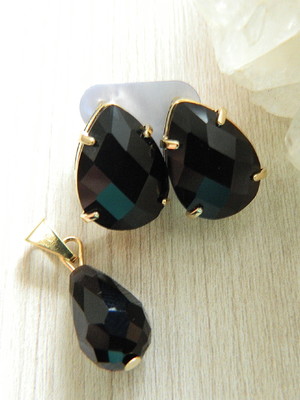 Na compra do brinco cristal negro ganhe o lindo pingente