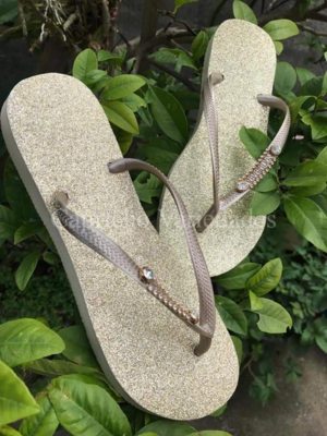 Havaianas com glitter dourado e plaquinha