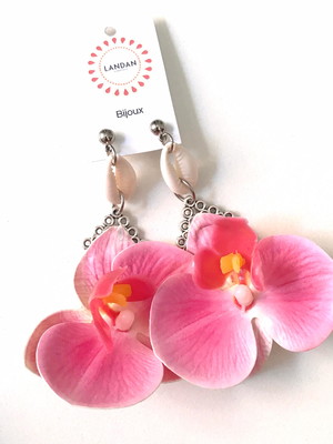 Par de brincos flores orquídeas rosa e búzios