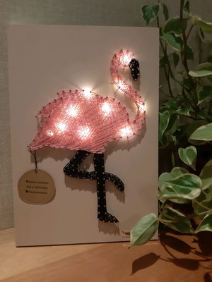 Quadro flamingo com led em string art
