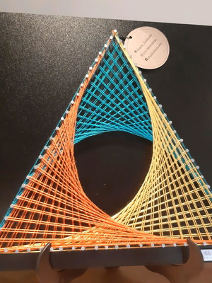 Quadro pirâmide em string art