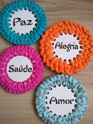 Porta copos em mdf tamanho 10cm com acabamento de crochê