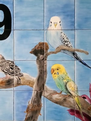 Painel de azulejos com pintura artística