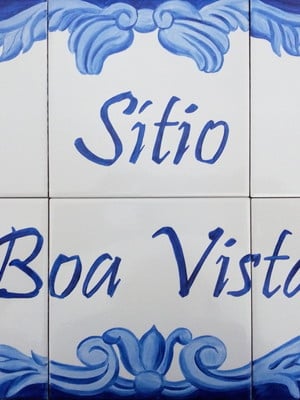 Painel de azulejos com pintura artística