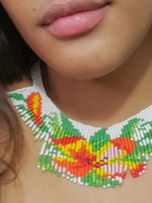 Gargantilha feita com miçangas