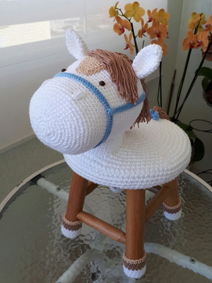 Banqueta com capa de crochê de cavalo