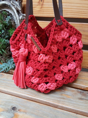 Bolsa saco furadinha em fio de malha média