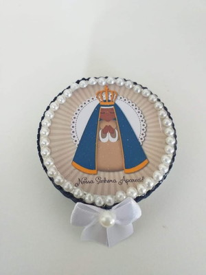 Latinha com mini terço lembrancinha de batizado