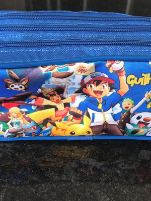 Estojo pokemon com 3 repartições imagem de 1 lado.
