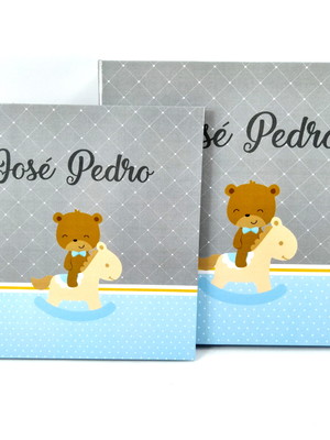 Livro do bebê e caixa urso