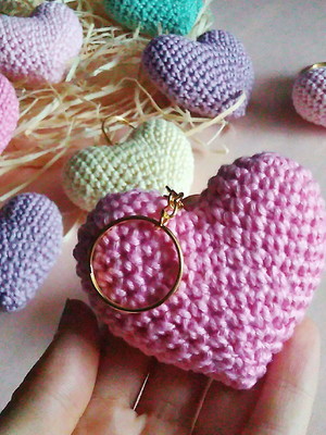 Lembrancinha de maternidade chaveiro amigurumi coração