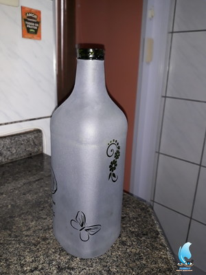 Garrafa de vidro incolor ou verde jateada