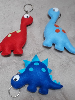 Kit com 15 chaveiros dinossauros coloridos de feltro