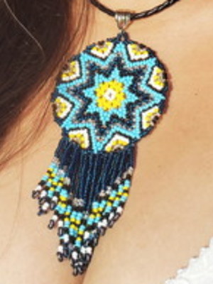 Gargantilha com mandala de miçangas com franja