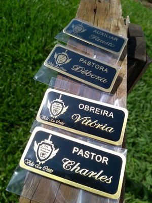 Kit 8 peças cracha personalizado com fixação imã