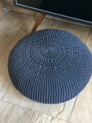 Puff de trico cinza escuro com capa removível.
