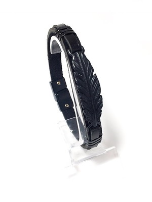Pulseira em couro preto com entremeio folha preta fecho imã