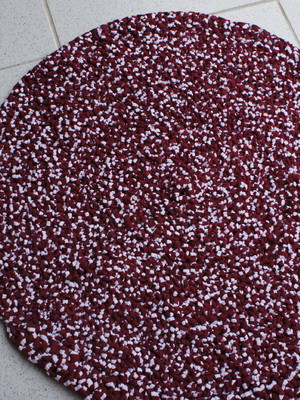 Tapete redondo de fio de malha em croche tapmared007