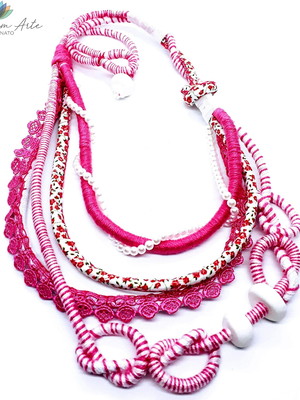 Colar rosa com pérolas