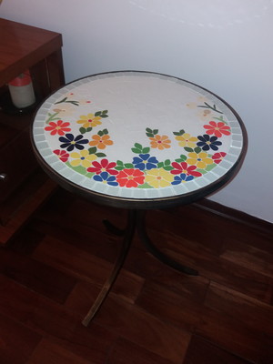 Mesa em mosaico com base de ferro