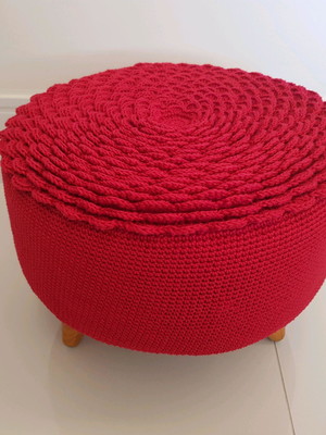Puff baixo com capa em crochê vermelha